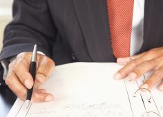金融庁「円滑な事業承継の一助に」 地銀にガイドライン調査
