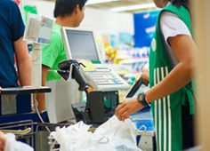 来年1月から開始! QRコードを利用したコンビニ納付手続